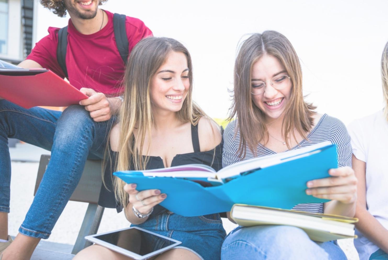 Studierende beim konzentrierten Fernlernen mit strukturiertem Arbeitsplatz